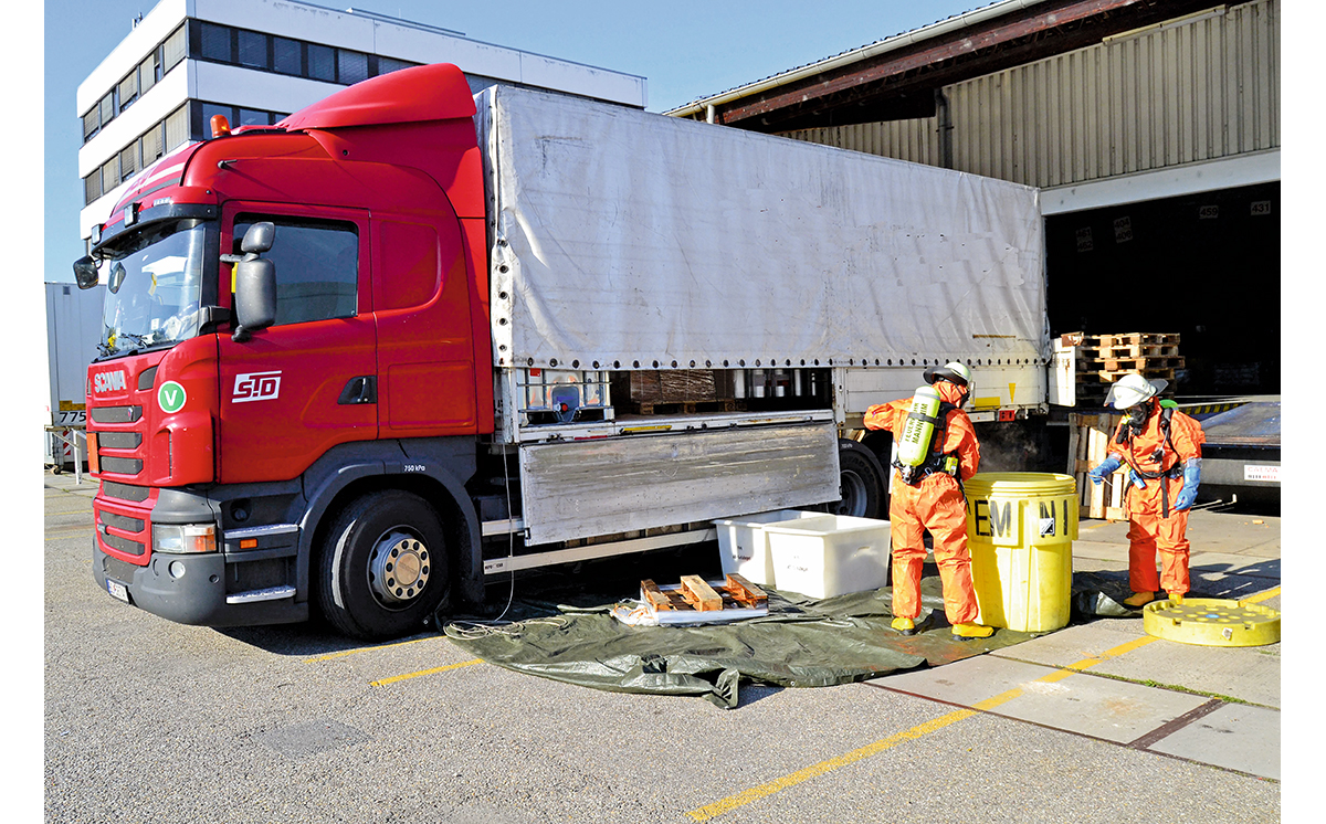 Feuerwehr Schutzanzug Leckage Bergung 1200