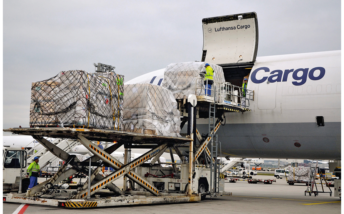 Flugzeug Beladung LH Cargo Flughafen 1200