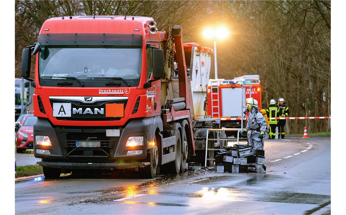 gefährlicher Abfall Lkw Feuerwehr 1200