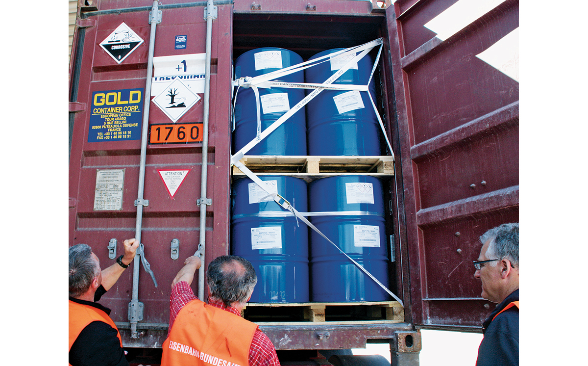 Container Kontrolle Ladungssicherung Fässer 1200