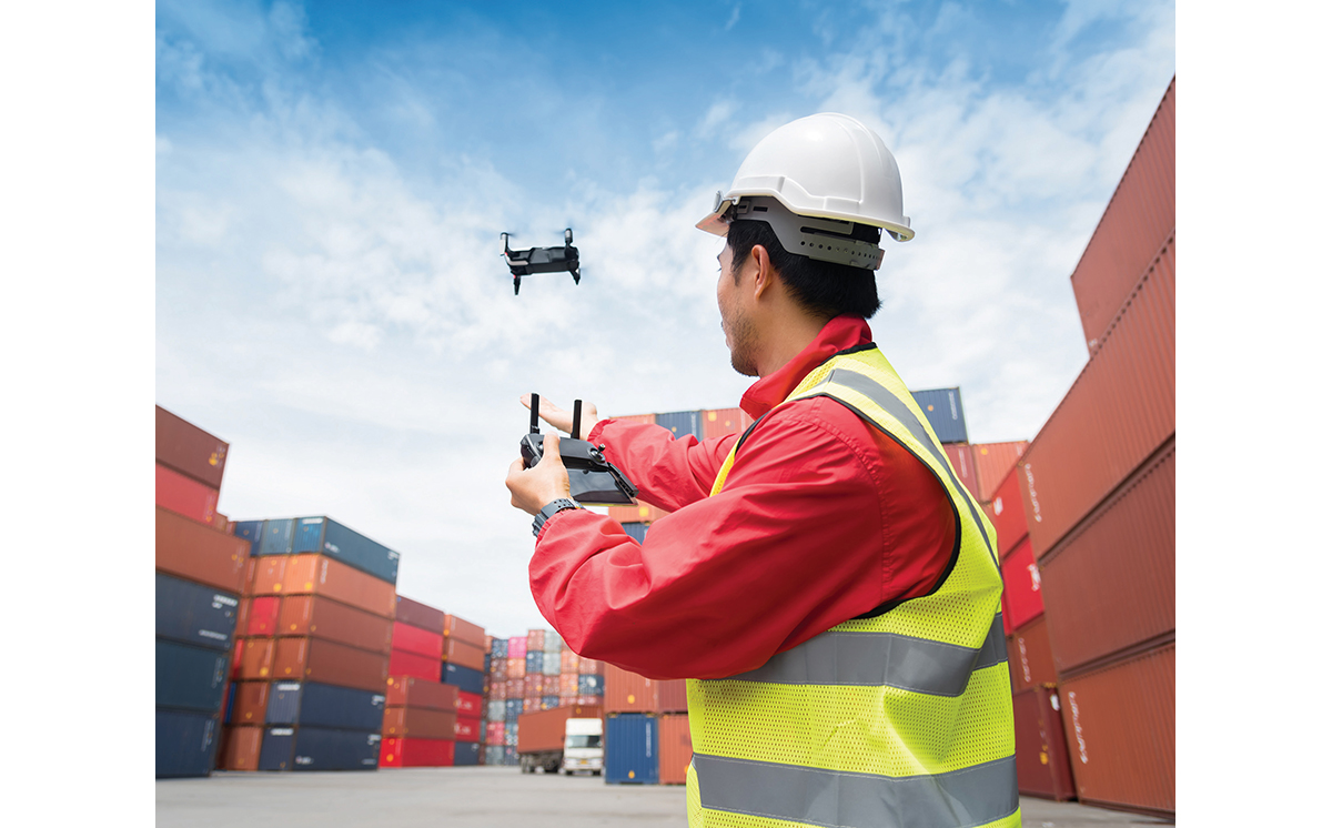 Drohne Containerterminal Person Mitarbeiter 1200