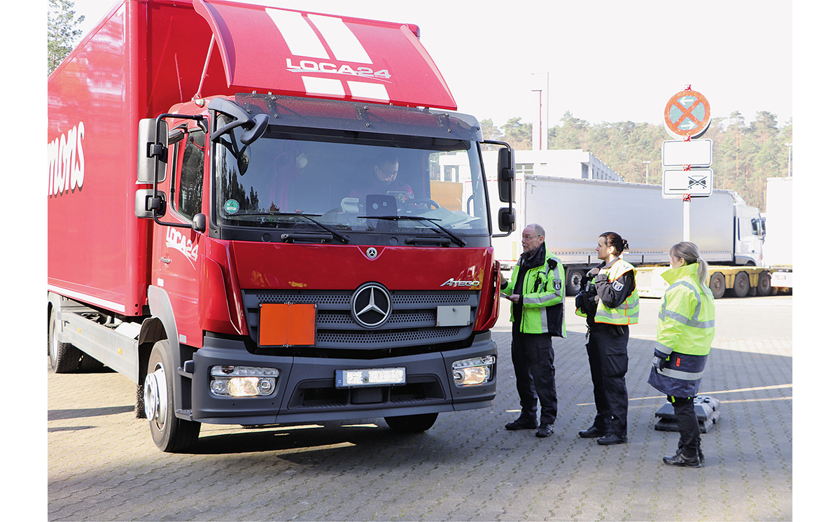 Fahrzeugkontrolle Polizei Berlin Warntafel 1200