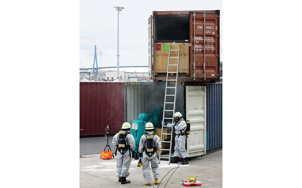 Schutzanzug Feuerwehr Übung Container Hafen 1200