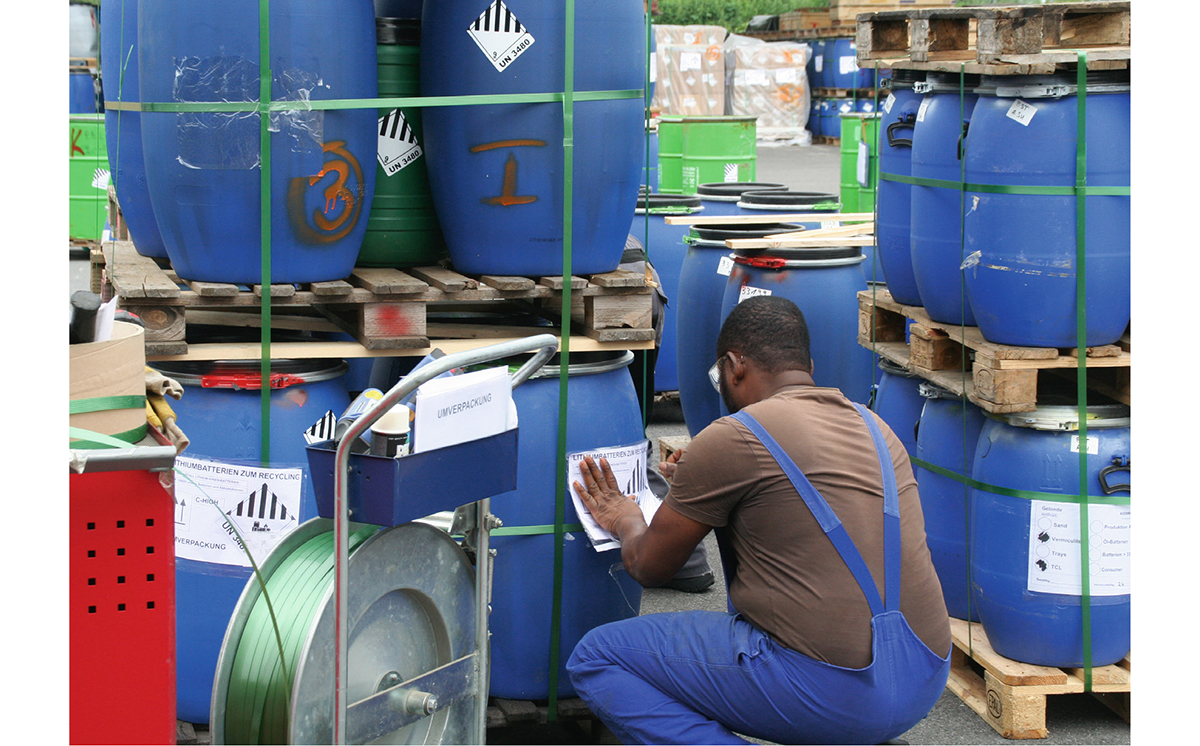 Kennzeichnung Mitarbeiter Fässer Lithiumbatterien Abfall 1200