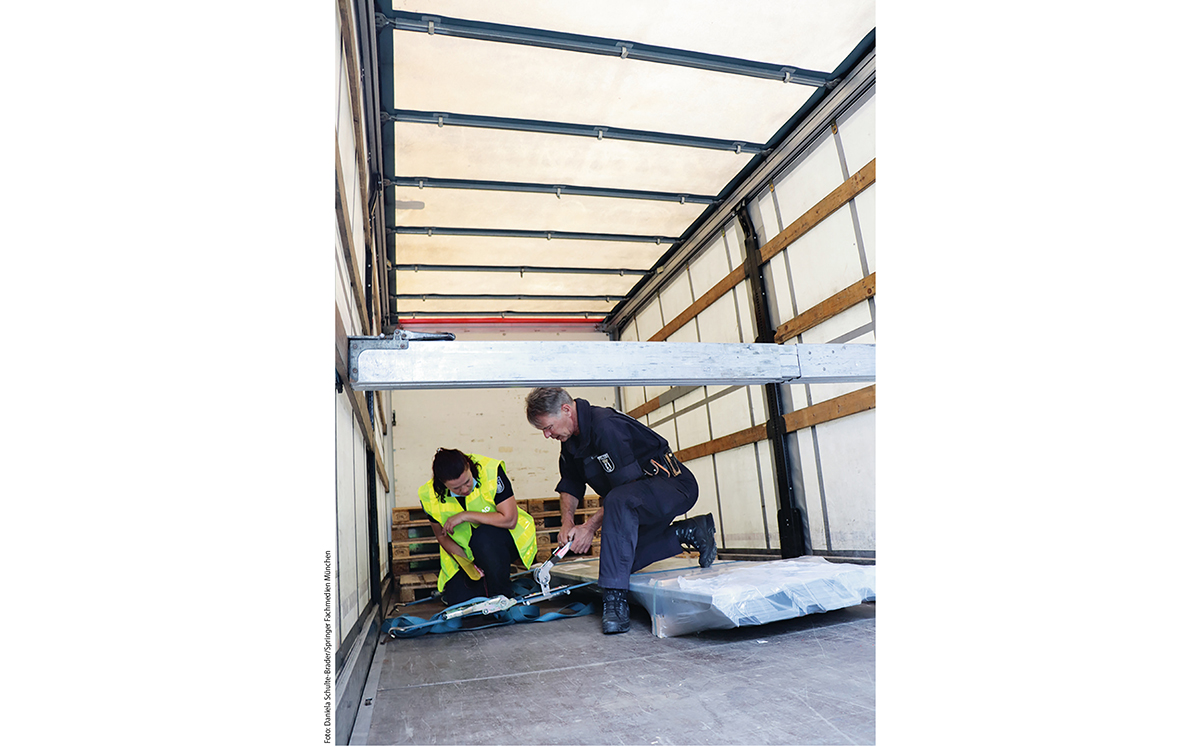 Kontrolle Lkw Polizei BAG Ladung 1200 Kontrolle Lkw Polizei BAG Ladung 1200