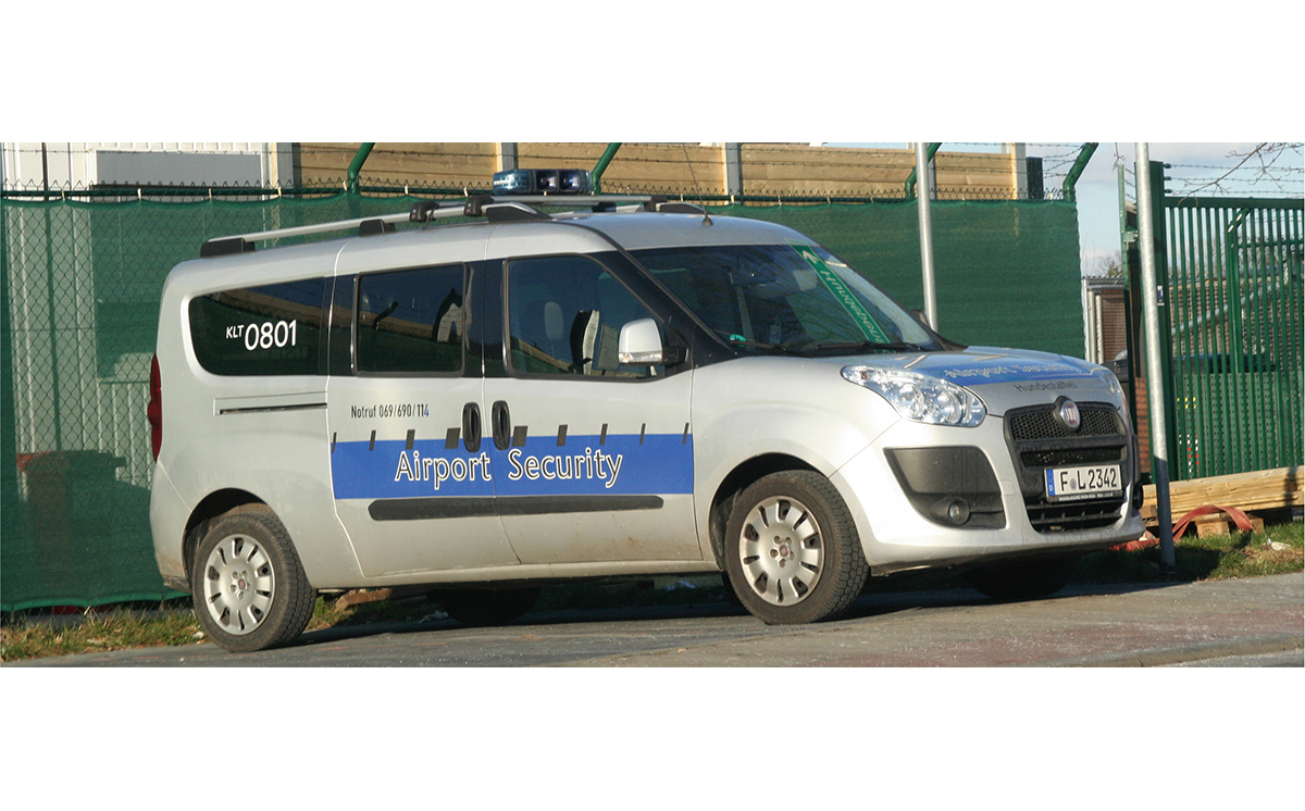 Fahrzeug Kleintransporter Airport Security 1200