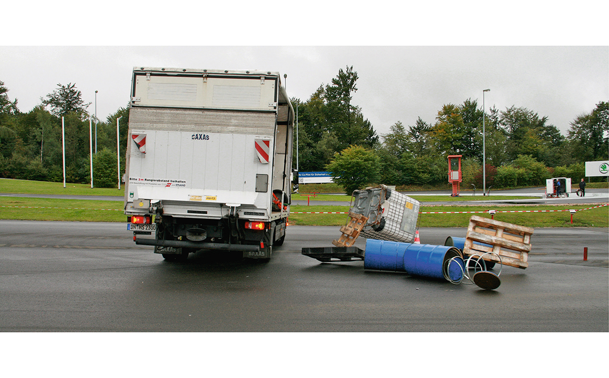 Lkw Ladungssicherung falsch Simulation GG-Sicherheitstage 1200