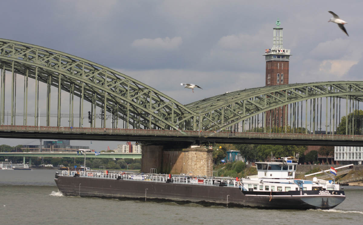 Binnenschiff Brücke 1200