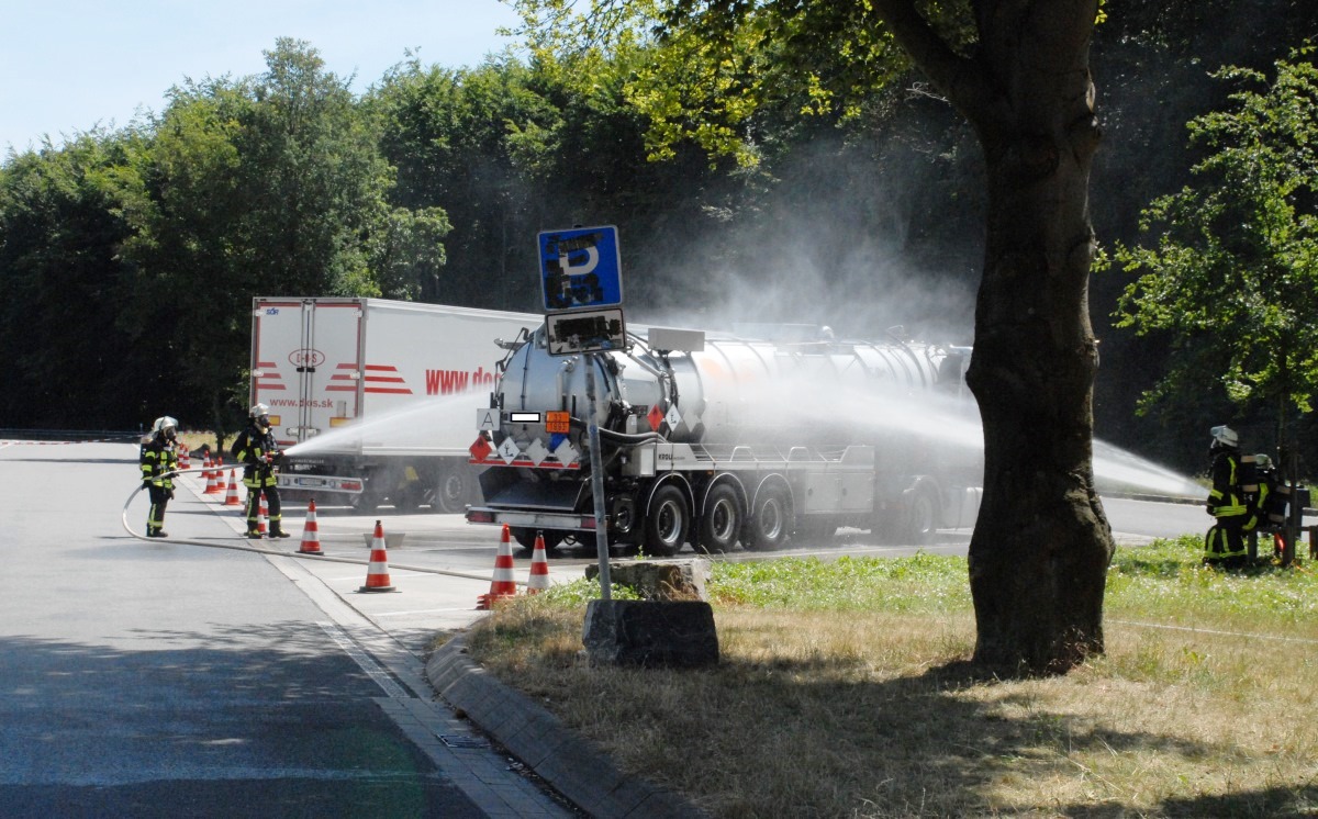 Tankzug Abfall Feuerwehr Einsatz 1200