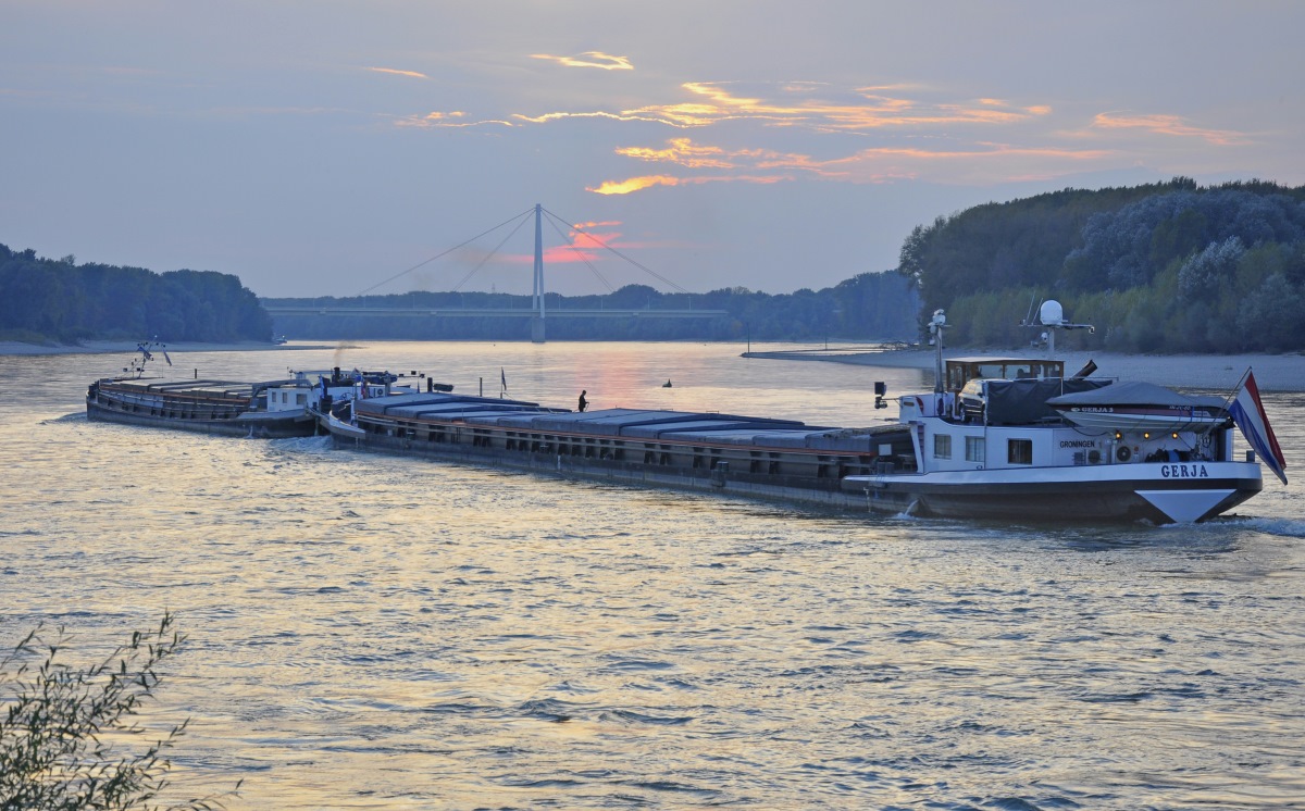Binnenschiff Donau Österreich 1200