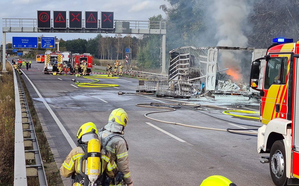 Feuerwehr Brand Lkw Autobahn 1200