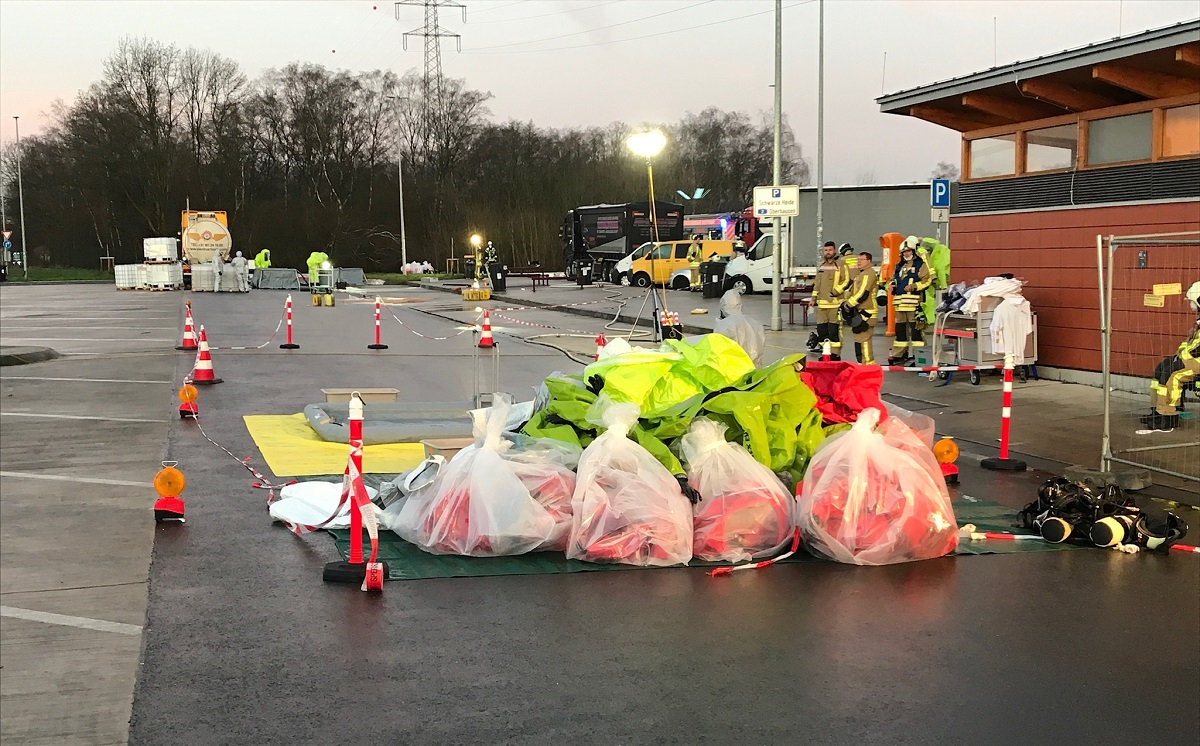 Schutzanzüge Feuerwehr Parkplatz Tankauflieger Natronlauge 1200