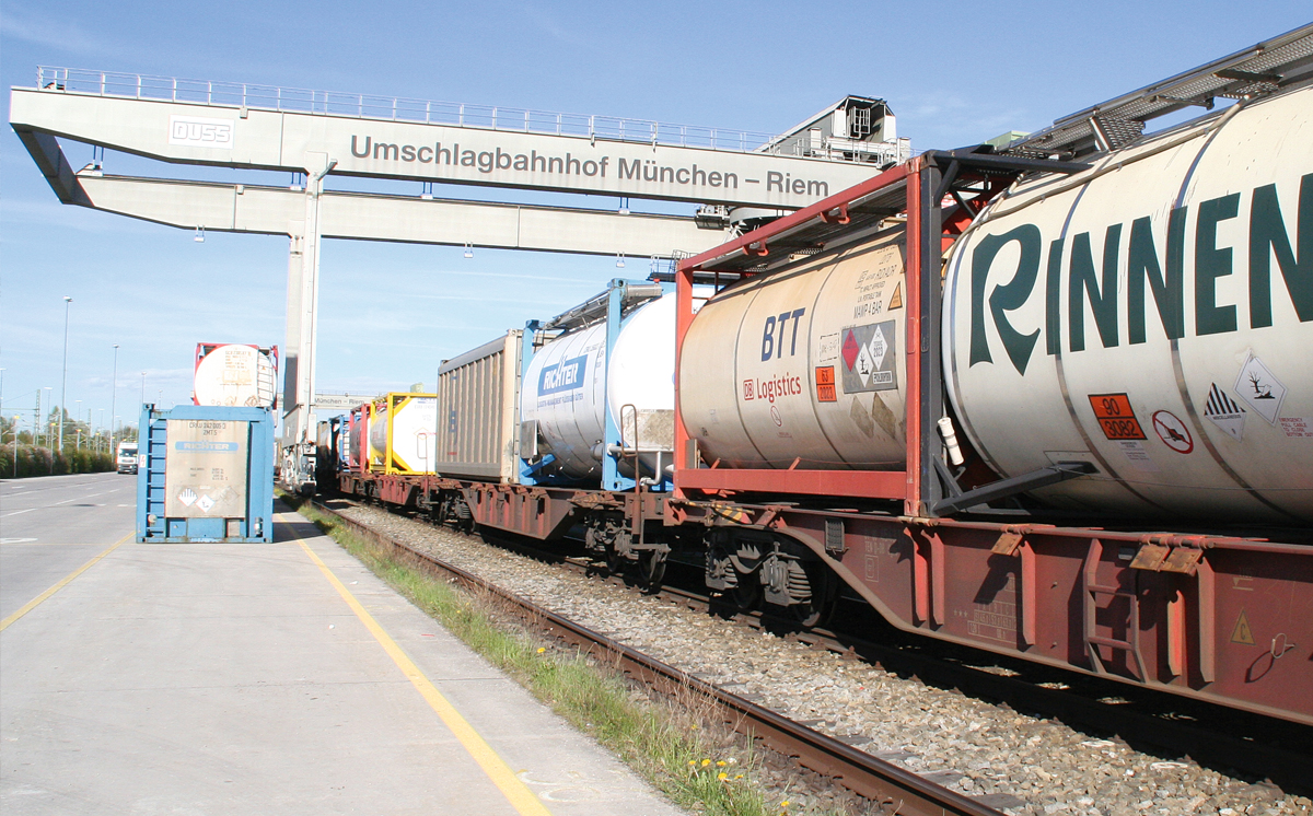 Umschlagterminal Riem Containerzug Schiene 1200