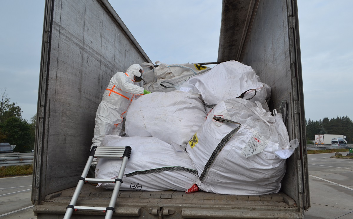 Kontrolle Lkw Schutzanzug Abfall falsch 1200