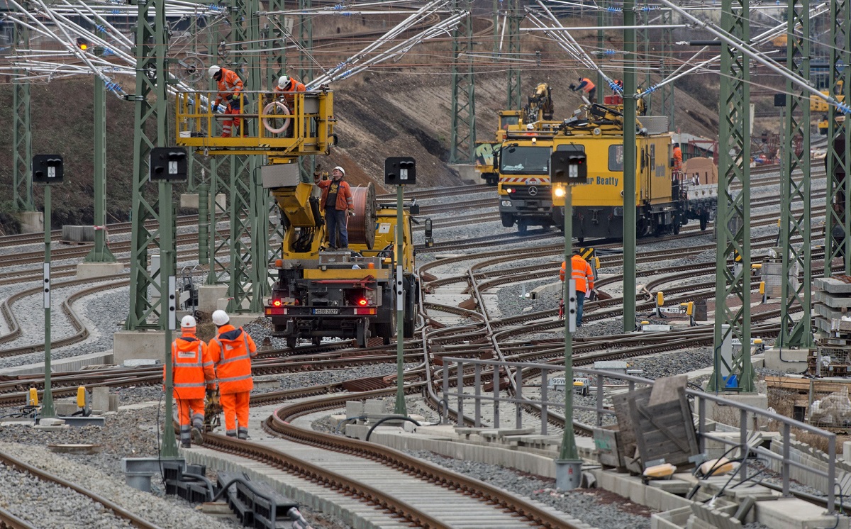 Gleisbaustelle Schienen Personen Arbeiter 1200