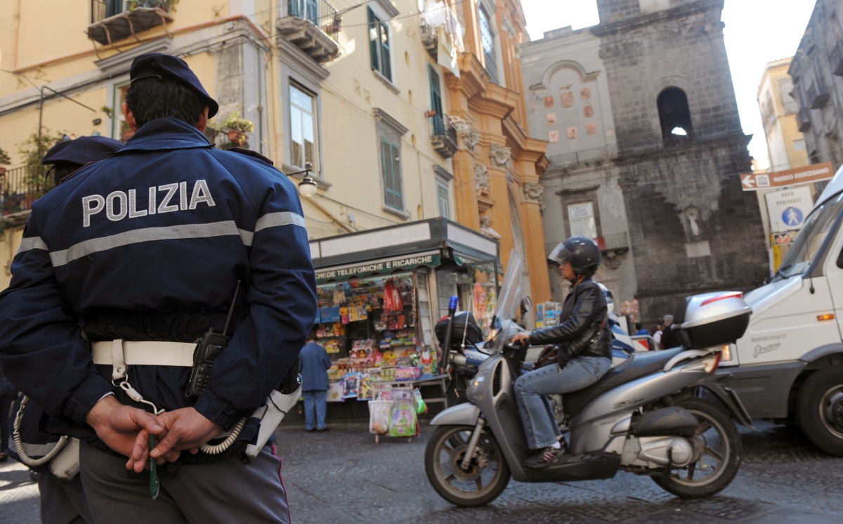 Italien Polizei Neapel 1200