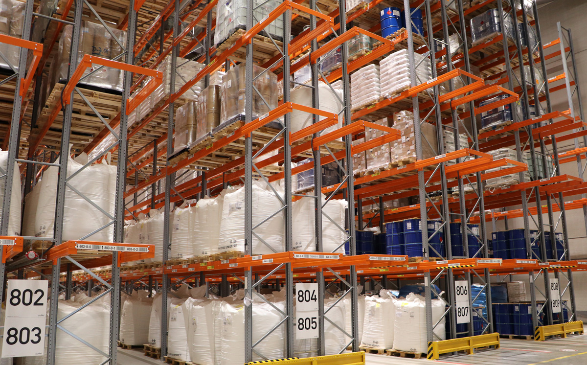 Lager IBC Regale Gefahrstoffe Infraserv Logistics 1200