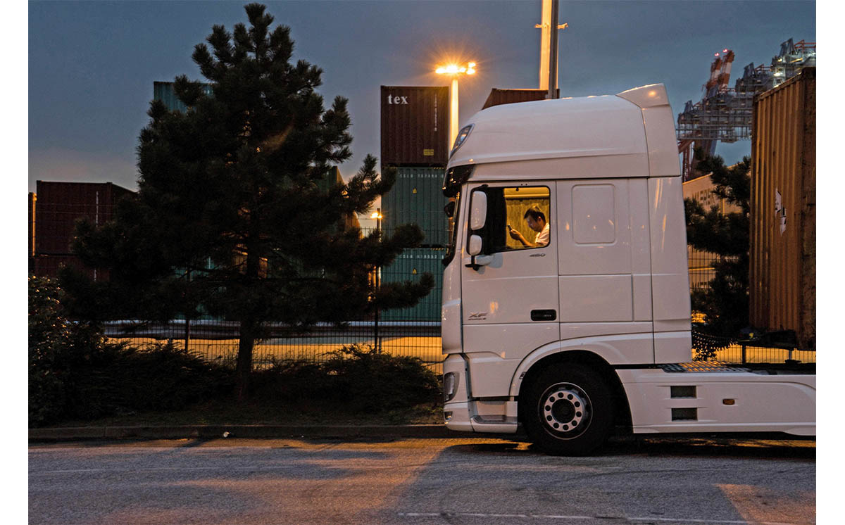 LKW Parkplatz Nacht 1200