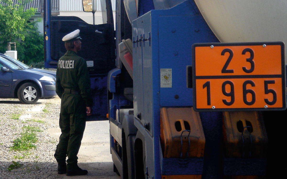 Kontrolle Polizei Gefahrgut 1200