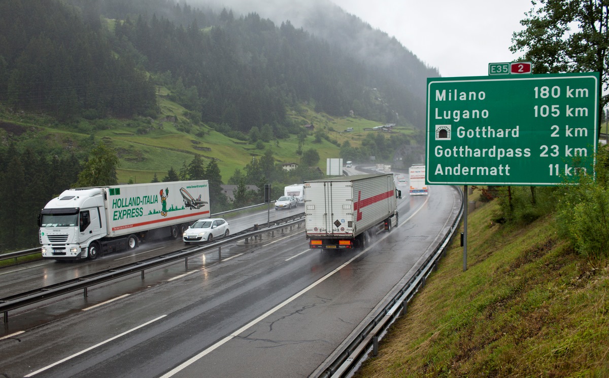 Schweiz Lkw Autobahn Schild Regen 1200