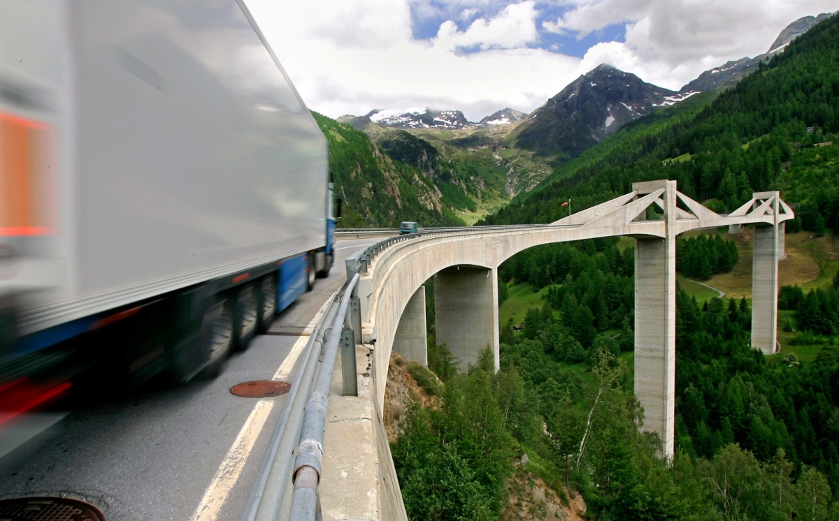 Schweiz Brücke Berge LKW 1200