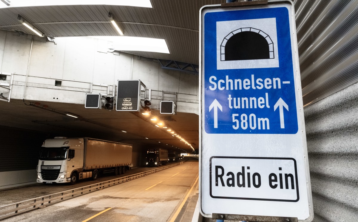 Tunnel Schnelsen Schild Hamburg 1200