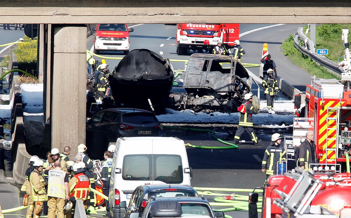 Unfall LKW Feuerwehr Autobahn 1200