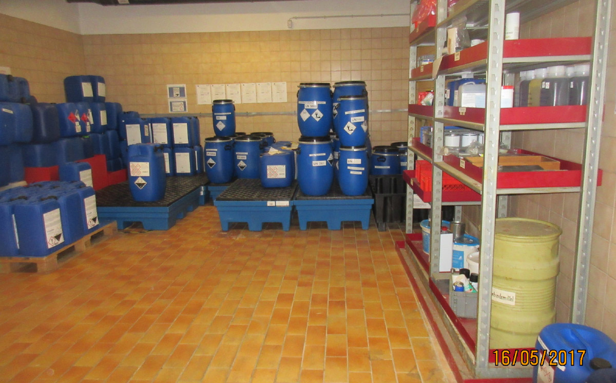 Lager Gefahrstoffe Fässer Gefahrgut 1200