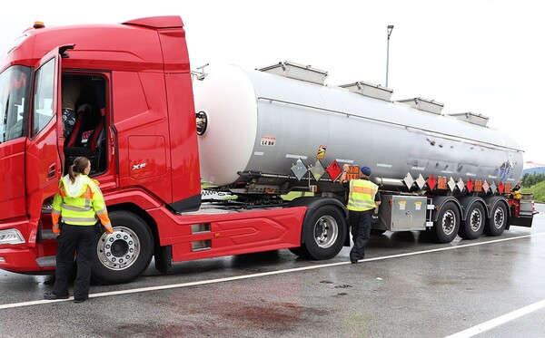 Gefahrgutkontrolle Verkehrspolizei Deggendorf