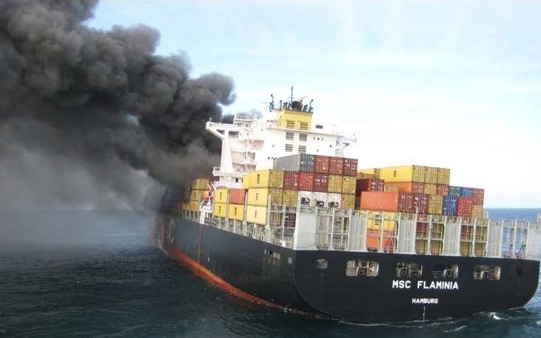 Brenndendes Containerschiff